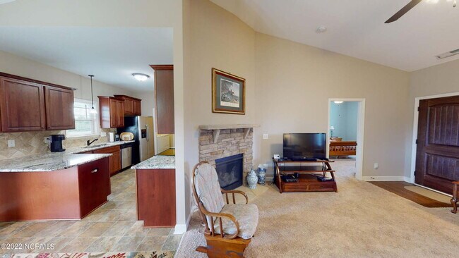 Building Photo - CHARMING ROSEWOOD HOME! 3 BR 2 BA w/ FENCED-IN BACKYARD