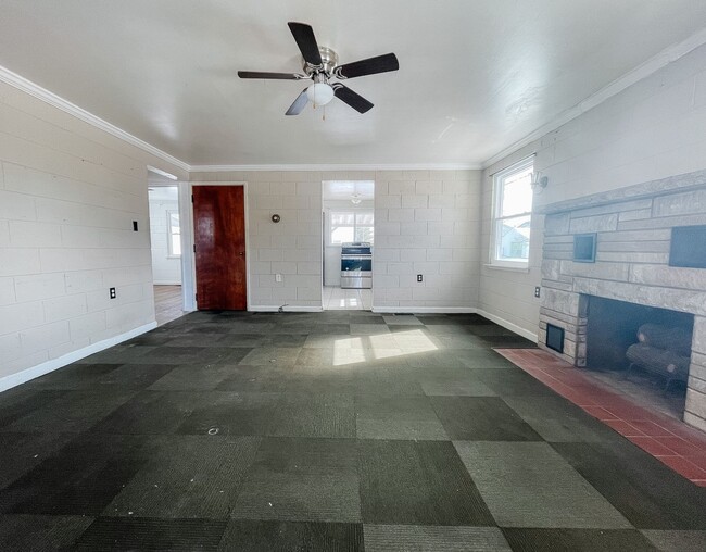 Building Photo - Cozy 2 Bedroom Home! Washer & Dryer Hookups! Fenced In Yard!