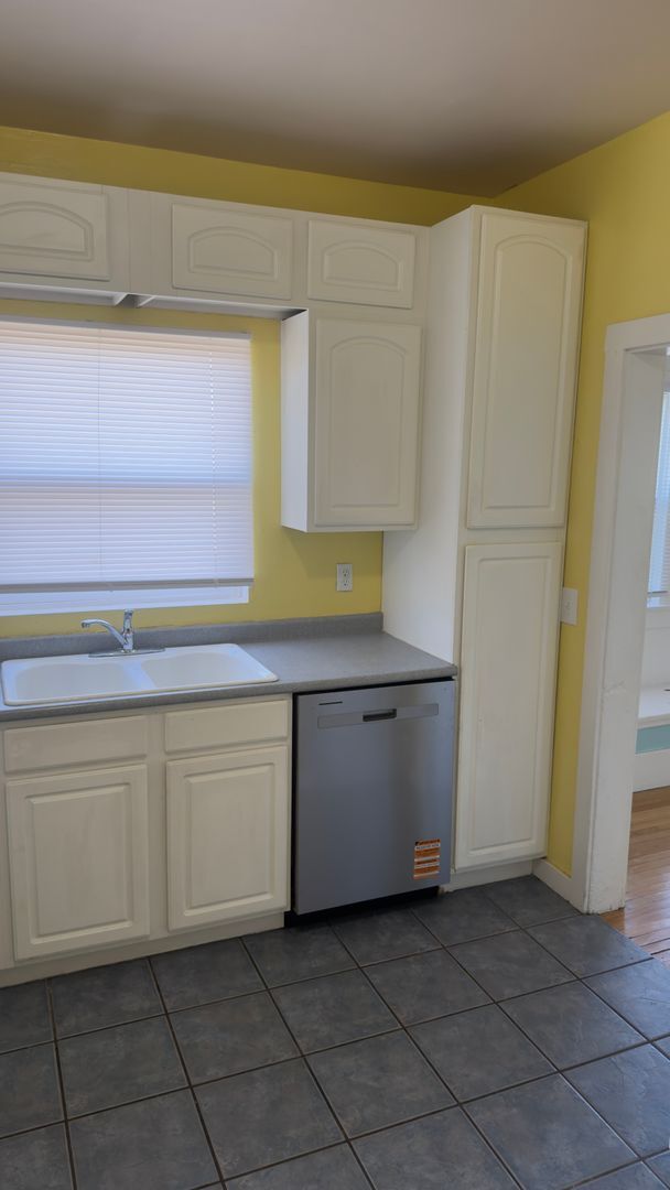 Building Photo - 2 Bed 1 Bath Home Near Lincoln Park