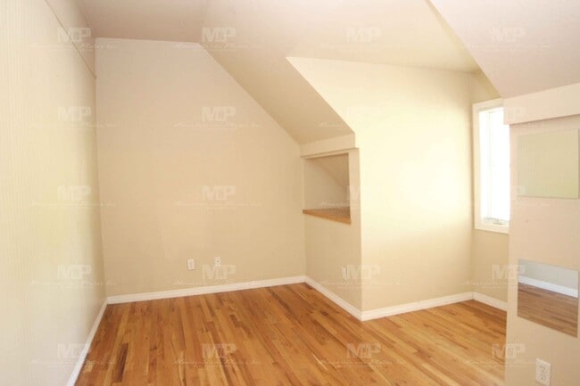 Building Photo - 320 W Laurel St