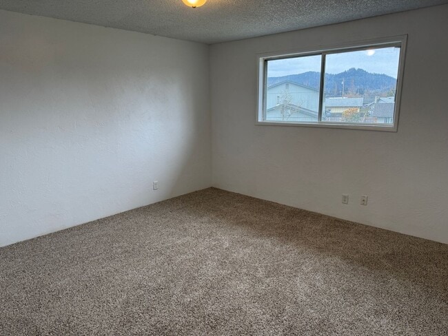 Building Photo - 2 bed 1 1/2 bath duplex in Springfield!