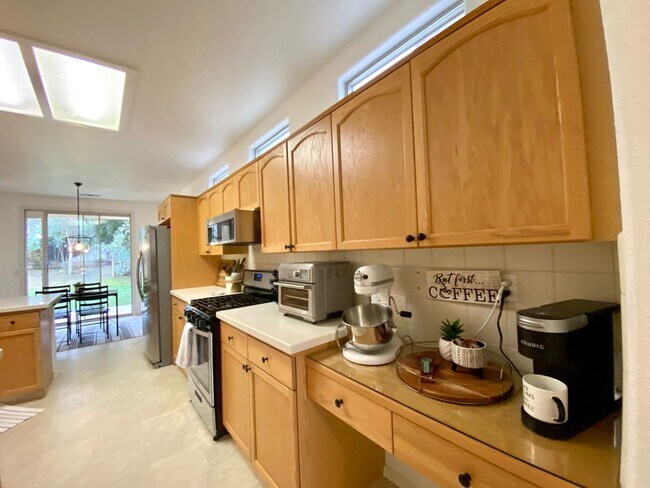 Building Photo - $2,450 Beautiful 3 Bedroom Home In  The Qu...