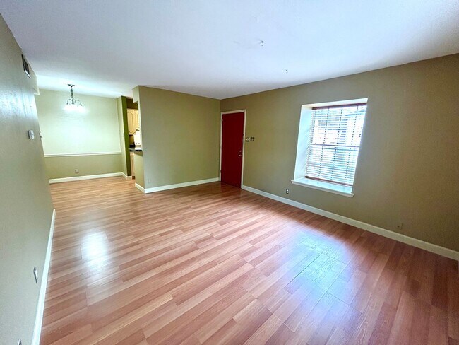 Building Photo - MOVE IN SPECIAL Upstairs Condo with Premium Amenities & Hardwood Floors!