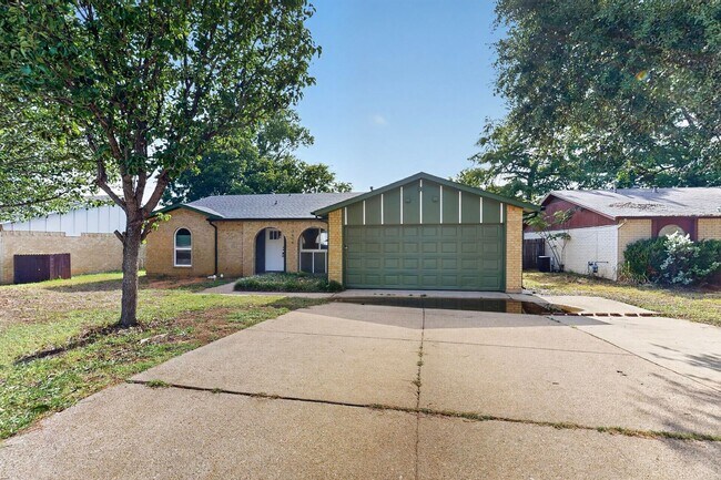 Building Photo - 2606 Hilldale Blvd