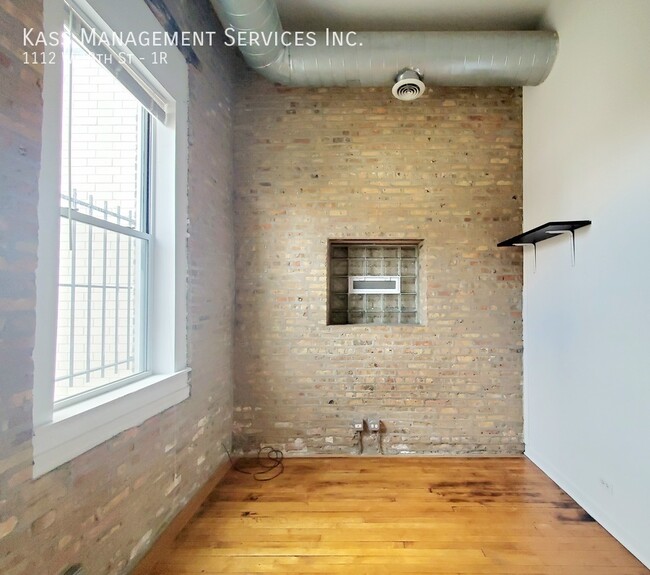 Building Photo - Spacious Pilsen 2 bedroom 1 bath with bonu...