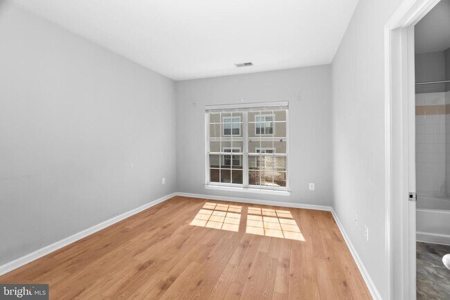 Building Photo - 4852 Eisenhower Ave