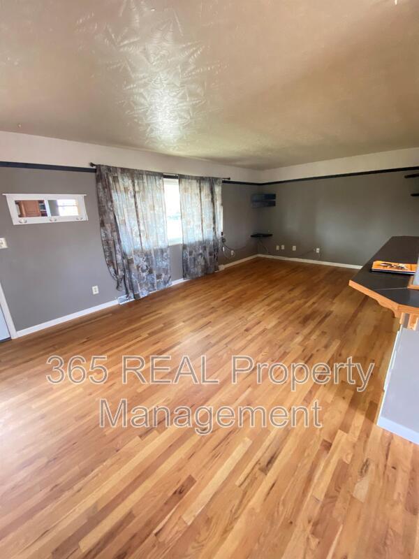 Building Photo - 301 Olive Ln