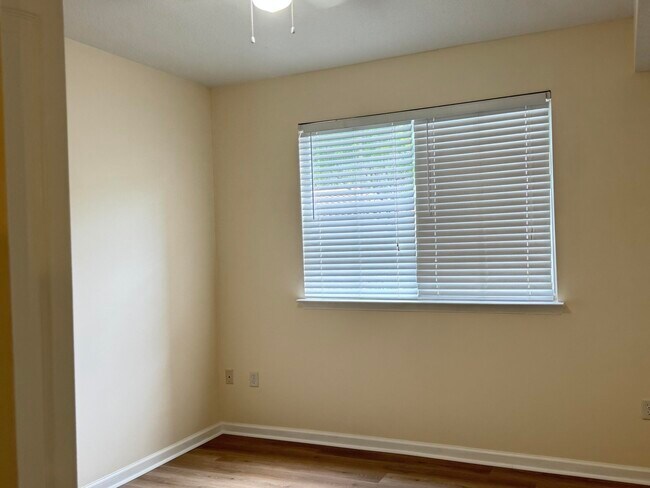 Building Photo - 9833 Baywinds Blvd