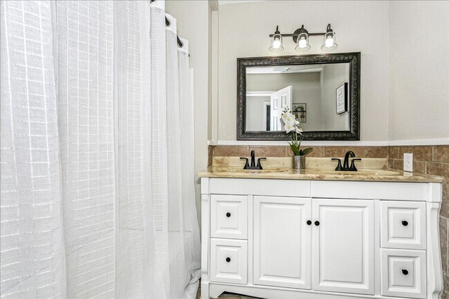 Building Photo - Beautifully Updated Home on nearly ½ Acre! Available for Rent or Rent to Own! Move in Special 1/2...