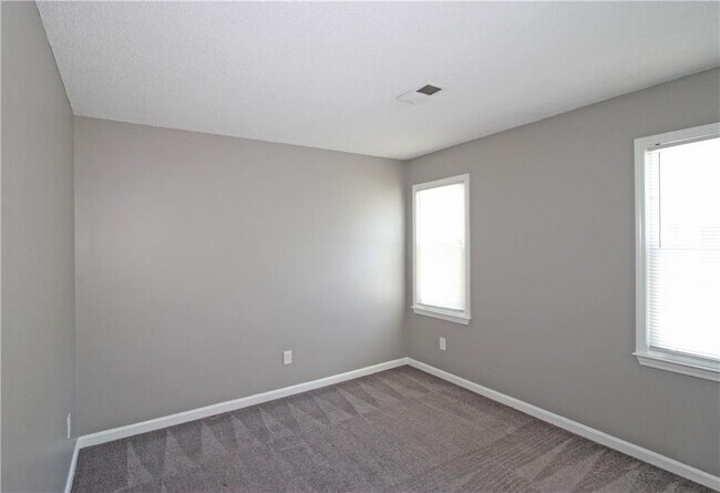 Building Photo - 957 Oak St SW