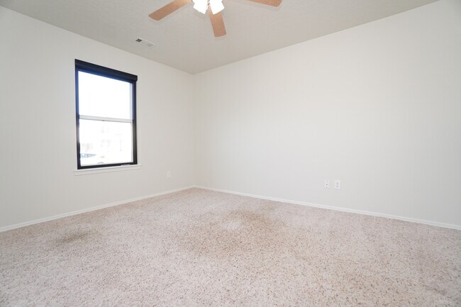 Building Photo - 16274 Silver Creek Ave