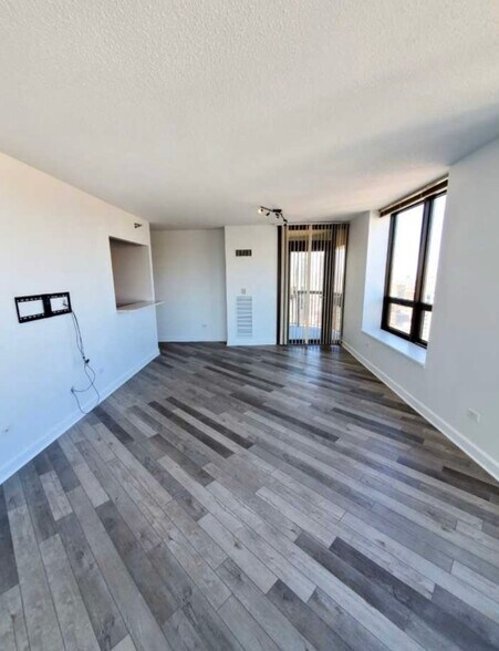 Building Photo - 400 N La Salle Dr