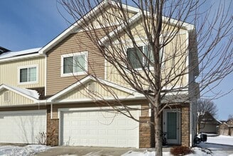 Building Photo - Newly Updated Townhouse Available Now in Monticello!