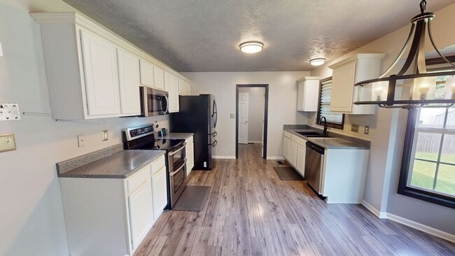 Building Photo - Updated Ranch w/ Bonus in Hope Mills!