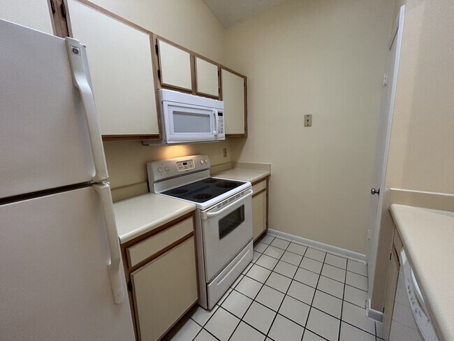 Building Photo - 2890 N Oakland Forest Dr