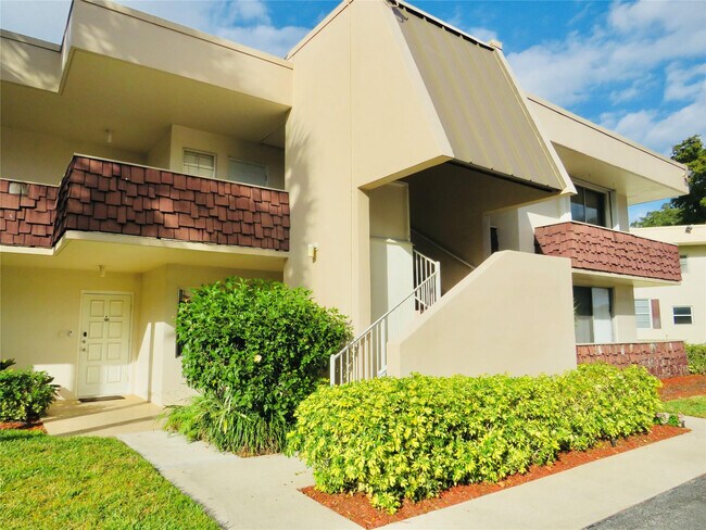 Building Photo - 2601 S Palm Aire Dr