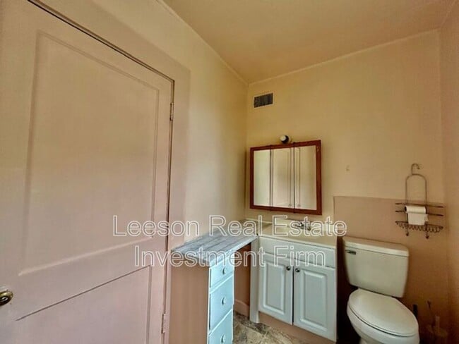Building Photo - 533 Merrick St