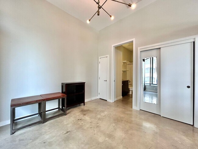 Building Photo - Charming Downtown High Rise Condo  1BD/1BA with Upgraded Features