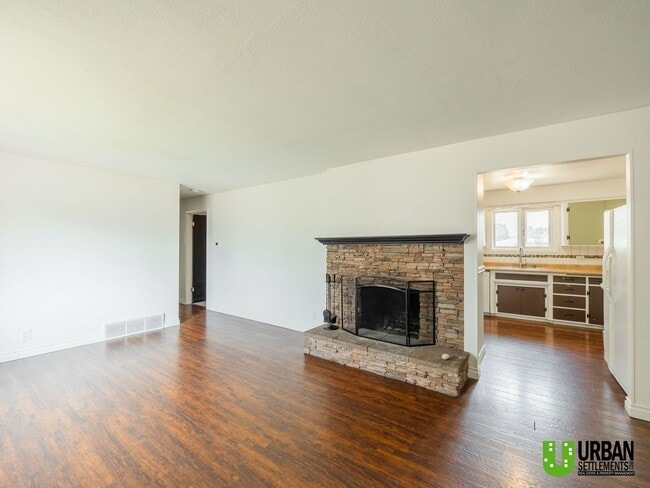 Building Photo - 2104 N Dale Ln