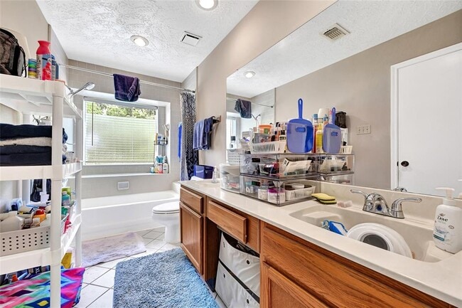Building Photo - 2215 Saradon Dr