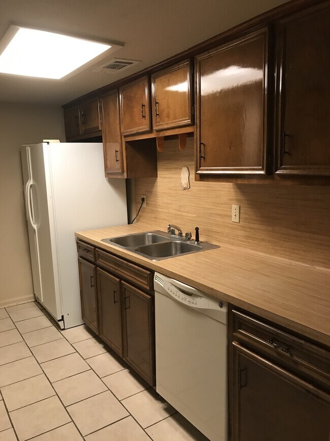 Building Photo - Beautiful Clean 3 bedroom, 2 Full Baths to...
