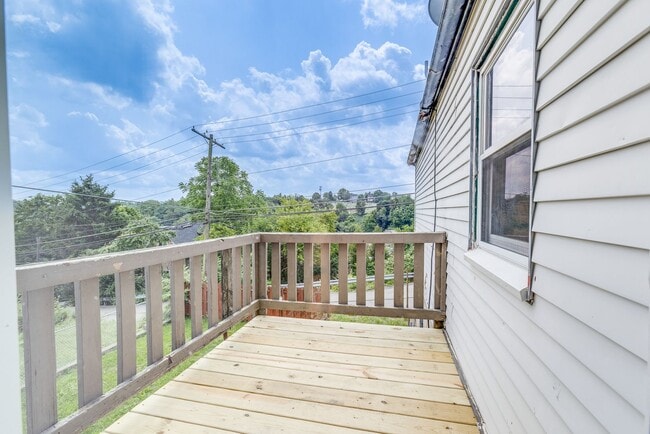 Building Photo - 28 Sharon St