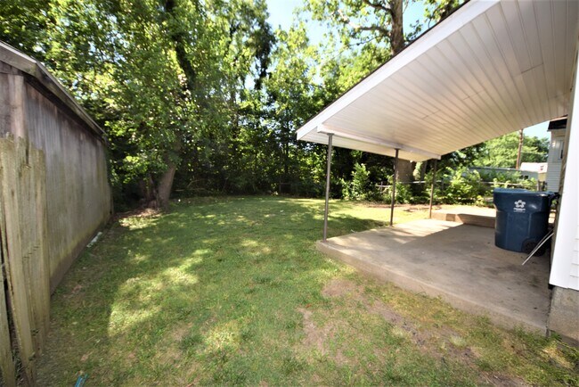 Building Photo - 2 bedroom HOUSE For RENT