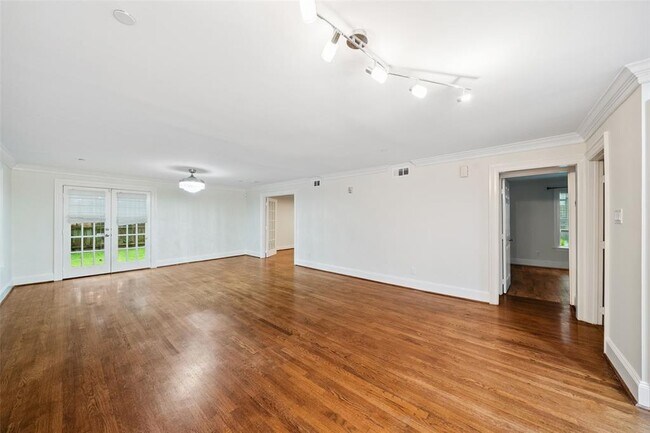 Building Photo - 1621 Heights Blvd