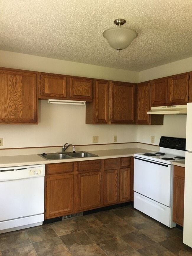 Building Photo - 2 Bedroom 1 Bath Duplex.  Great Central Lo...