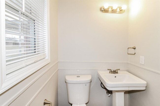 Building Photo - 800 Plaza Dr