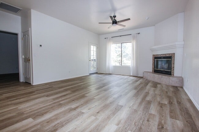 Building Photo - 2 Bedroom Townhome in Yavapai Hills
