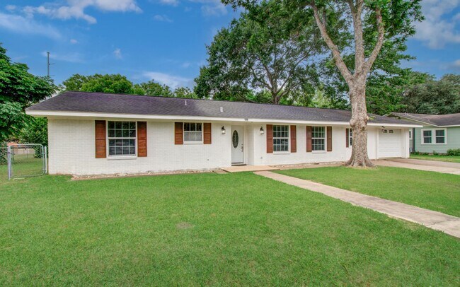 Building Photo - 1722 Front St