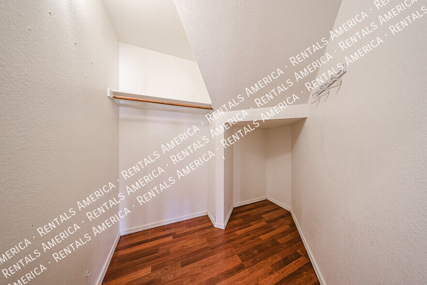 Building Photo - 1372 W Thompson Way