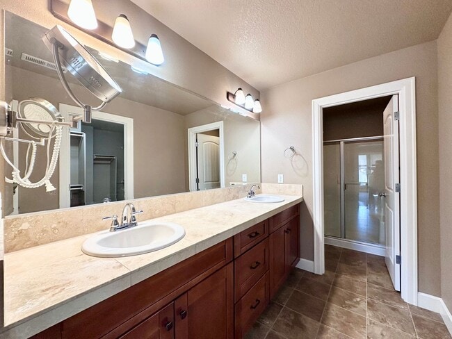 Building Photo - Modern 3 Bed/2.5 Bath with Double Car Garage Townhome in Sandy, OR!