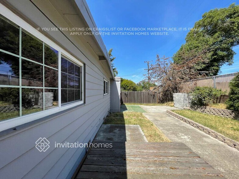Building Photo - 400 Cabrillo Ave
