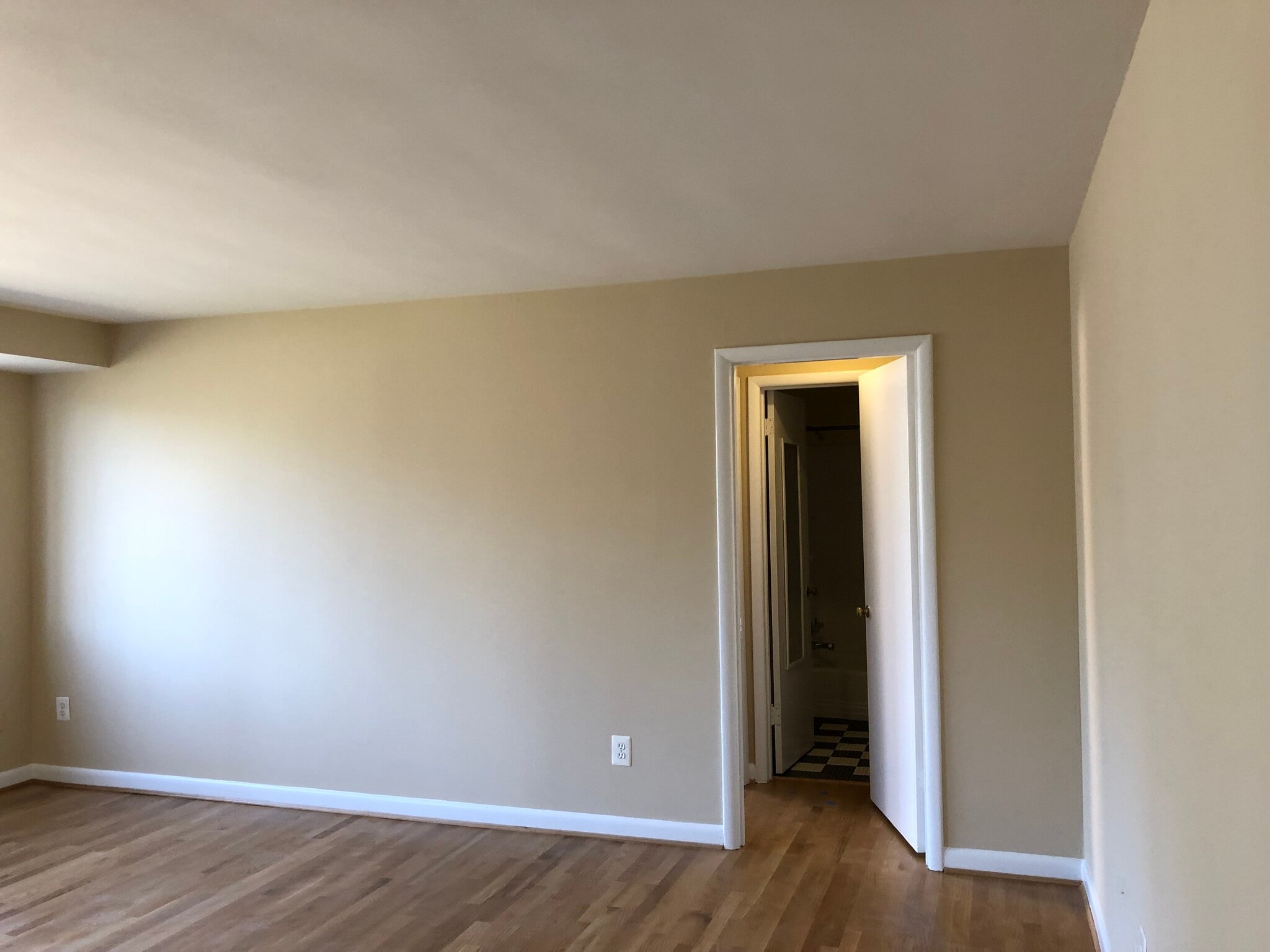 hall to bathroom and bedroom - 10500 Montrose Ave