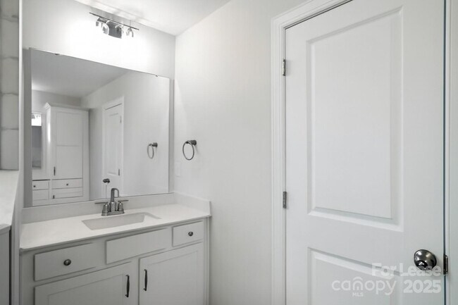 Building Photo - 5409 Verona Rd