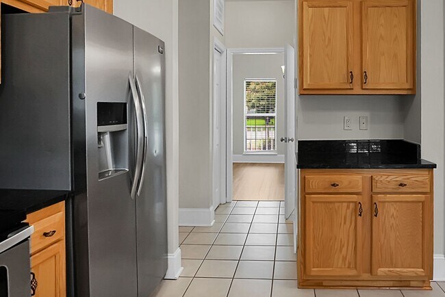 Building Photo - Gorgeous, 2 story, 4 BR, 2.5 BA Home with Fenced Yard near Magnolia Gardens
