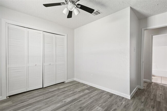 Building Photo - 1800 Cameo Dr