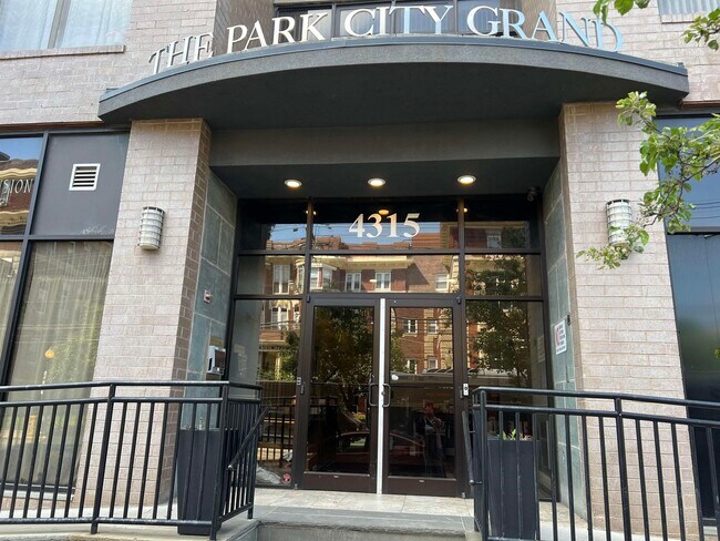 Primary Photo - 4315 Park Ave