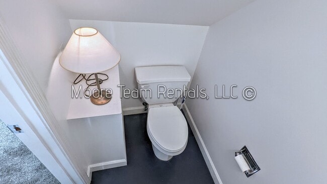 Building Photo - 2 Bed Cape Cod + Large Hobby Room