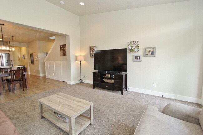 Building Photo - Lovely 4 bed 2 1/2 bath Home in Meridian, Available first week of July