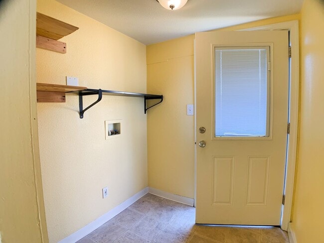 Building Photo - Adorable 3bdrm Home in Great Neighborhood! Lovely Yard!