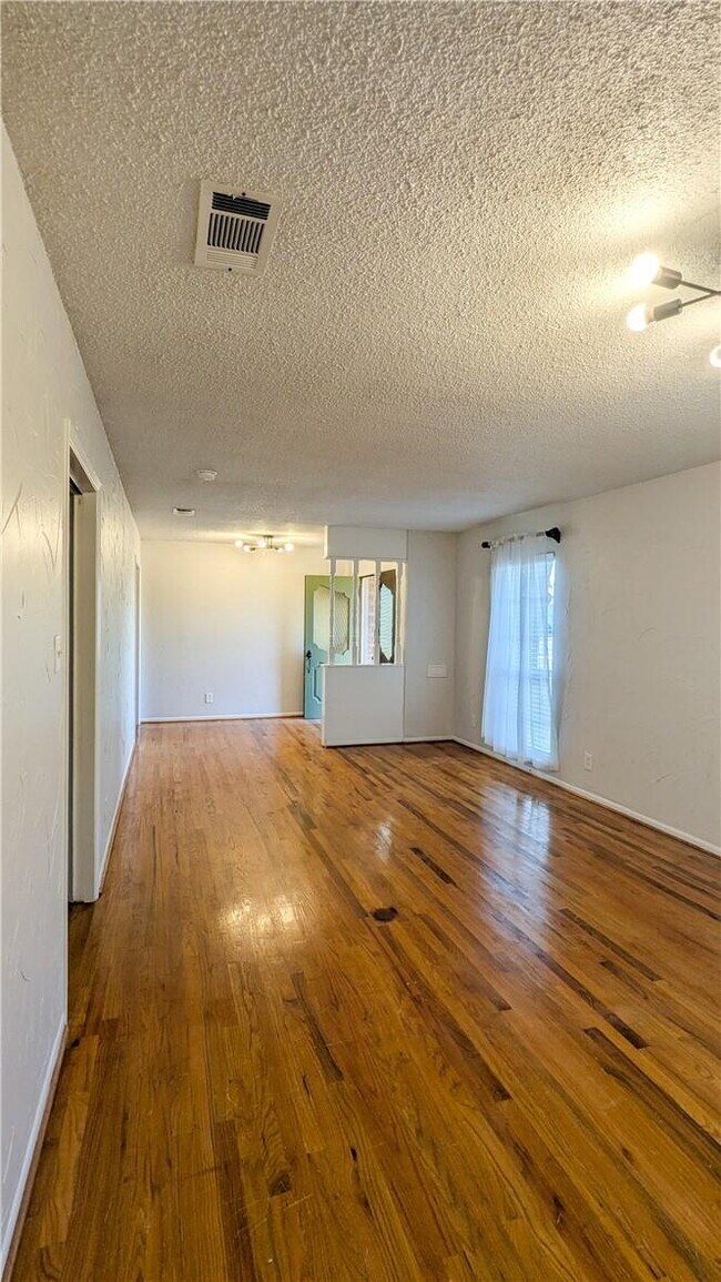 Building Photo - ***LABOR DAY SPECIAL! $600 OFF FIRST FULL ...