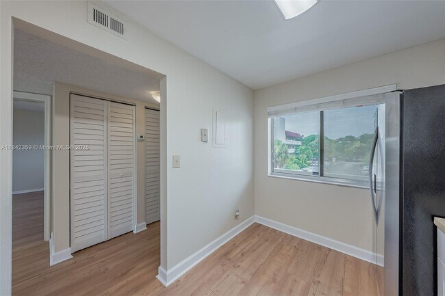 Building Photo - 3581 Inverrary Dr