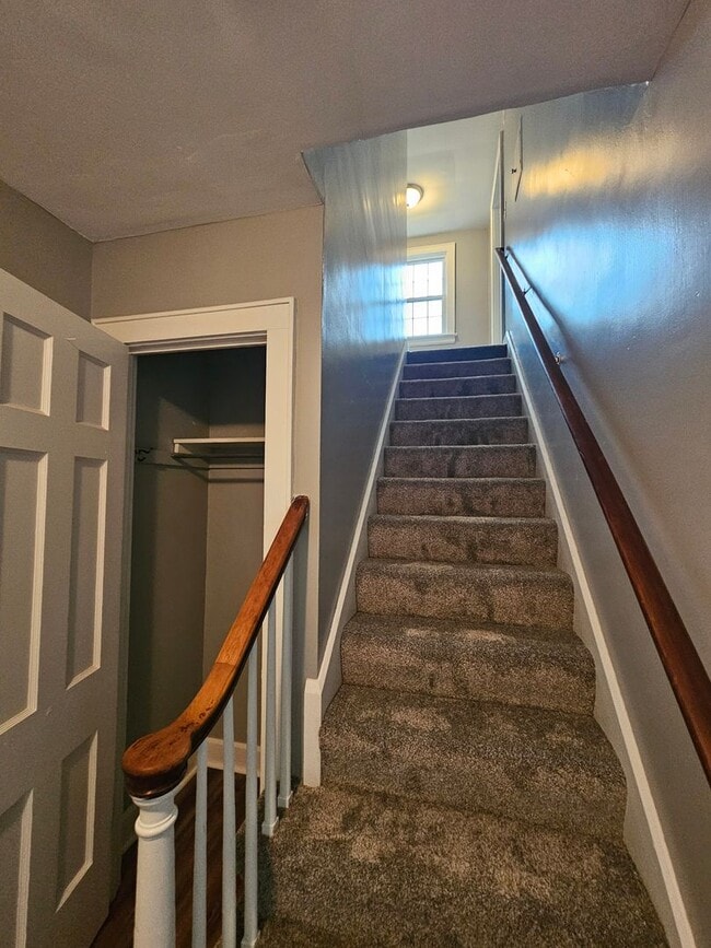 Building Photo - Kent 4 bedroom 1.5 bath house for rent