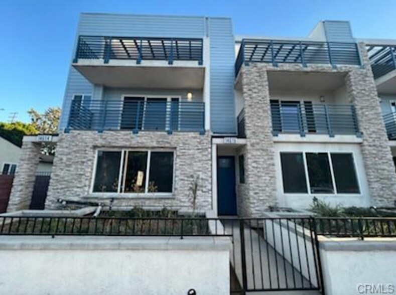 Building Photo - 14614 Vanowen St