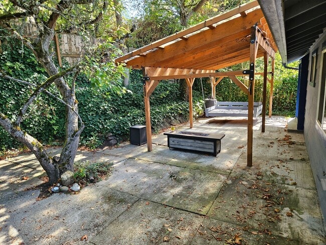 Building Photo - Cozy Wooded Vintage Charmer