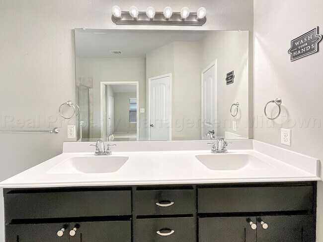 Building Photo - 2053 Leonard Ranch Rd