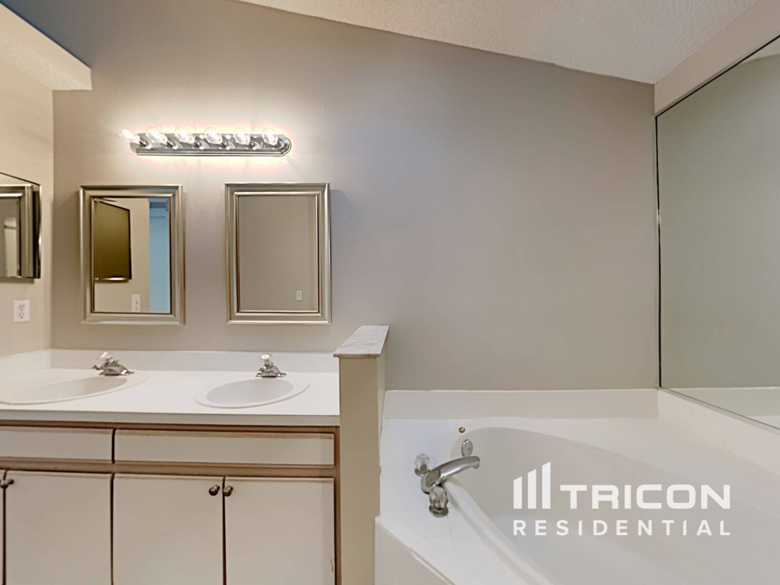 Building Photo - 7227 Edgewater Shores Ct